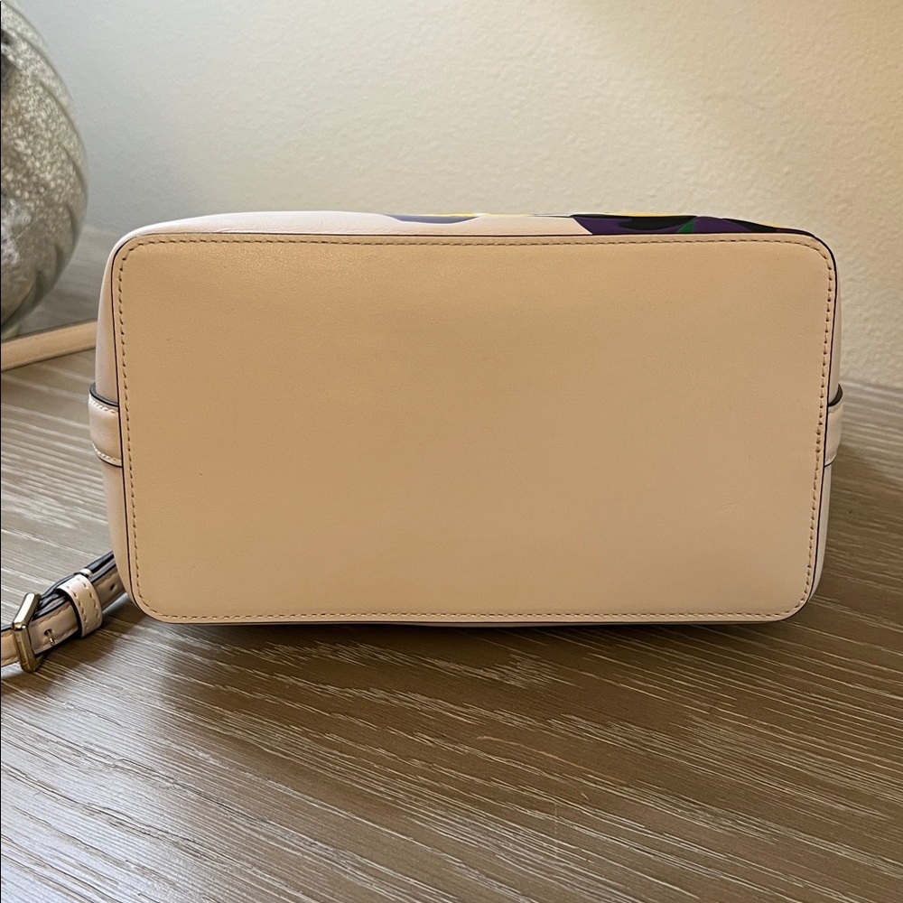 Kate Spade New York Reegan Pansy Toss Bucket Bag. - Picture 8 of 12
